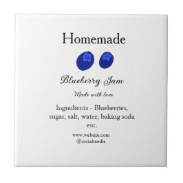 Zelfgemaakte bosbessenjam gemaakt met liefde en te tegeltje