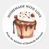 Zelfgemaakte chocolade cupcake met romige glazuur ronde sticker (Voorkant)