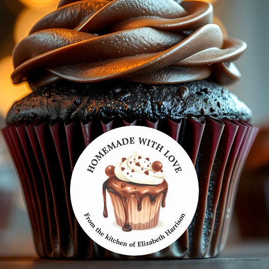 Zelfgemaakte chocolade cupcake met romige glazuur ronde sticker