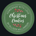 Zelfgemaakte Christmas Cranberry Cookies Groen Ronde Sticker<br><div class="desc">Rustieke en eigentijdse zelfgemaakte gebakken sticker met de tekst zelfgemaakt met liefde, kerstkoekjes en jouw naam in off-black handgeschreven script kalligrafie en moderne typografie op een groene achtergrond met een stijlvolle toets van veenbessen takjes. Voeg eenvoudig jouw naam en de productnaam toe aan het label. Exclusief voor u ontworpen door...</div>