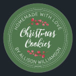 Zelfgemaakte Christmas Cranberry Cookies Groen Ronde Sticker<br><div class="desc">Rustieke en eigentijdse zelfgemaakte gebakken sticker met de tekst zelfgemaakt met liefde, kerstkoekjes en jouw naam in off-black handgeschreven script kalligrafie en moderne typografie op een groene achtergrond met een stijlvolle toets van veenbessen takjes. Voeg eenvoudig jouw naam en de productnaam toe aan het label. Exclusief voor u ontworpen door...</div>