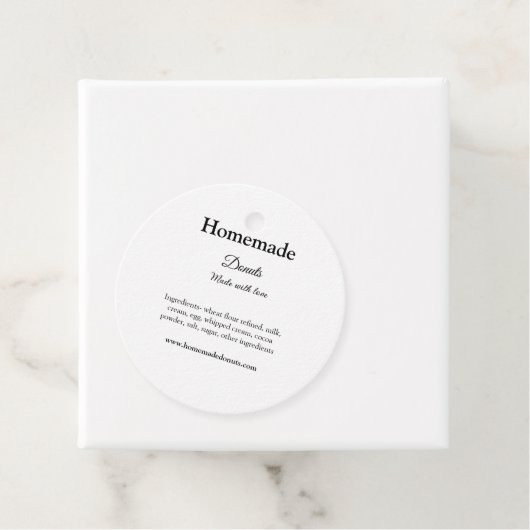 Zelfgemaakte donuts gemaakt met liefde en tekst to bedankjes labels (In situ)