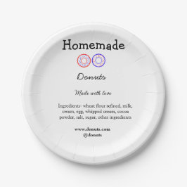 Zelfgemaakte donuts gemaakt met liefde en tekst to papieren bordje