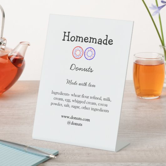 Zelfgemaakte donuts gemaakt met liefde en tekst to reclamebord met voetstuk (Insitu)