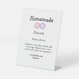 Zelfgemaakte donuts gemaakt met liefde en tekst to reclamebord met voetstuk