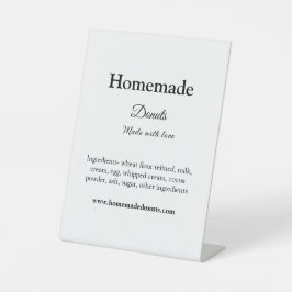 Zelfgemaakte donuts gemaakt met liefde en tekst to reclamebord met voetstuk