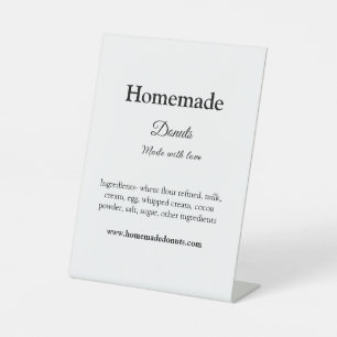 Zelfgemaakte donuts gemaakt met liefde en tekst to reclamebord met voetstuk