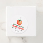 Zelfgemaakte tomatenrelish label met rode tomaat (In situ)