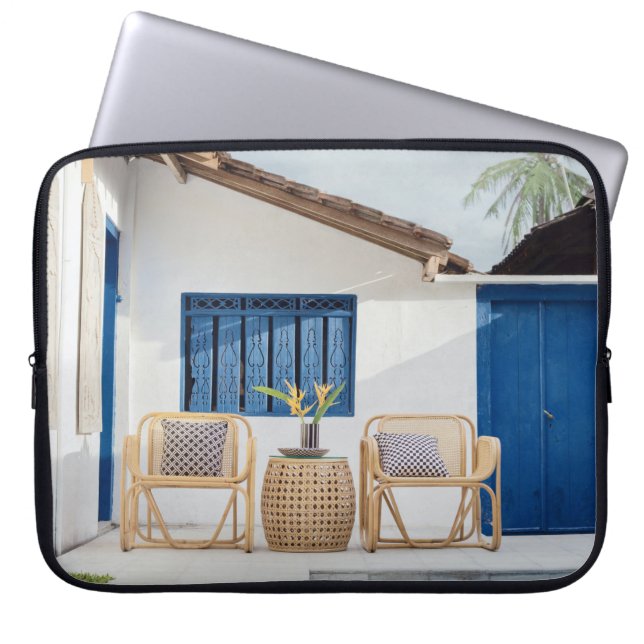 Zelfklevende tafel en twee stoelen in de buurt van laptop sleeve (Voorkant)