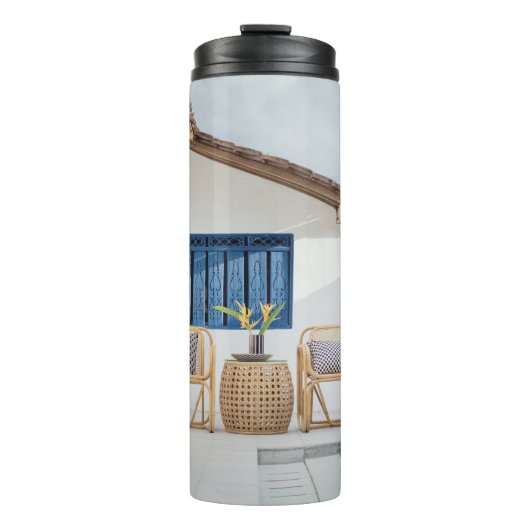 Zelfklevende tafel en twee stoelen in de buurt van thermosbeker (Voorkant)