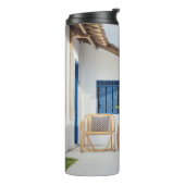 Zelfklevende tafel en twee stoelen in de buurt van thermosbeker (Gedraaid links)