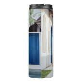 Zelfklevende tafel en twee stoelen in de buurt van thermosbeker (Achterkant)