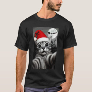 Zelfportret van een schattige kat met kerstmuts op t-shirt