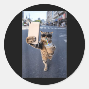 Zelfportret van kat met ijskoude koffie Grappige k Ronde Sticker