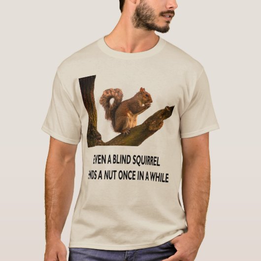 Zelfs de Blinde eekhoorn vindt een Nut Statement U T-shirt (Voorkant)