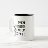 Zelfs heksen hebben koffie nodig tweekleurige koffiemok (Voorkant links)