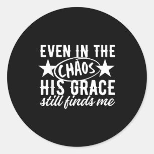 Zelfs In De Chaos Vindt Zijn Genade Mij Nog Steeds Ronde Sticker