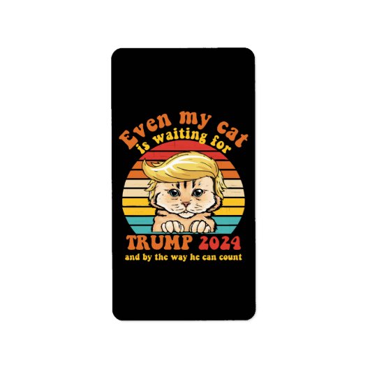 Zelfs mijn kat wacht op Trump 2024 Kleding Etiket (Voorkant)