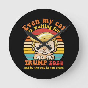 Zelfs mijn kat wacht op Trump 2024 Kleding Ronde Klok