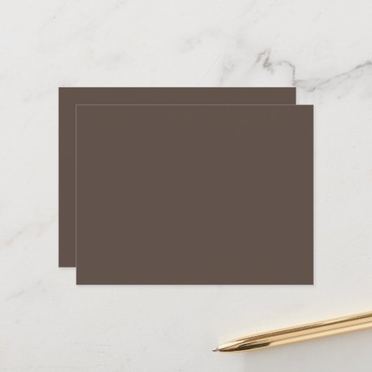 Zelfverzekerd tegen een stijlvolle bruine muur briefkaart (Voorkant / Achterkant in situ)