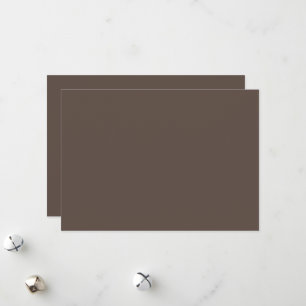 Zelfverzekerd tegen een stijlvolle bruine muur feestdagenkaart