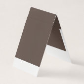 Zelfverzekerd tegen een stijlvolle bruine muur visitekaartje (Voorkant)