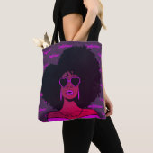 Zelfverzekerde Afrikaanse zwarte natuurlijke Afro  Tote Bag (Dichtbij)