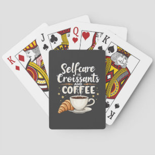 Zelfzorg is croissant en koffie cafeïne patserij pokerkaarten
