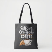 Zelfzorg is croissant en koffie cafeïne patserij tote bag (Voorkant)