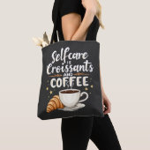 Zelfzorg is croissant en koffie cafeïne patserij tote bag (Dichtbij)