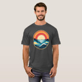 Zen Art Deco Zonsondergang boven water T-shirt (Voorkant volledig)