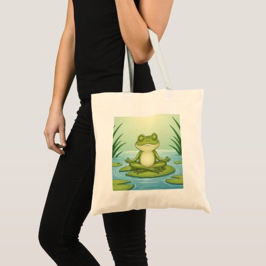 Zen Frog Meditating on Lily Pad – Peaceful Yoga Ca Tote Bag (Voorkant (product))