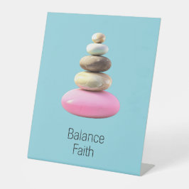 Zen-gedachte balanceert geloof reclamebord met voetstuk