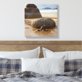 Zen gestapelde stulders op strand canvas afdruk (Insitu (Slaapkamer))