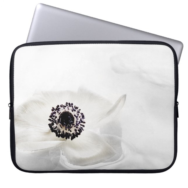 Zen High Key White Ranunculus op waterachtergrond Laptop Sleeve (Voorkant)