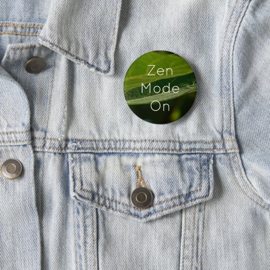 Zen Leaf Button – "Zen Mode On" Pin voor de jeugd (In situ)