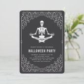 Zen Skeleton Halloween Party Kaart (Staand voorkant)