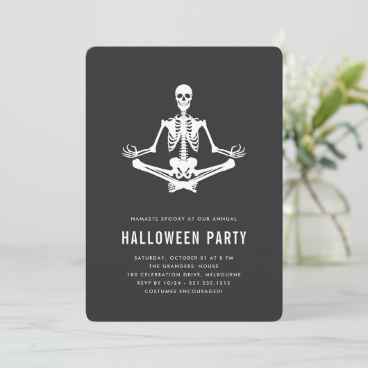 Zen Skeleton Halloween Party Kaart (Staand voorkant)