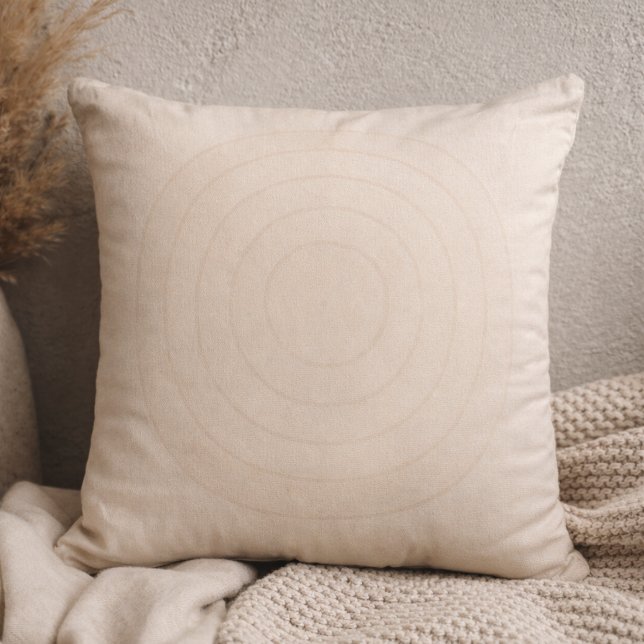 Zen Stone Spiraal Worp Kussen (Soft stone spiral in blush beige brings quiet movement to modern neutral spaces)