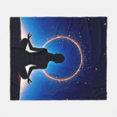 Zen Under Stars: Cosmic Meditation Fleece Deken (Voorkant (Horizontaal))