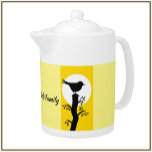 Zen Yellow and Black Bird Theepot<br><div class="desc">Een mooie illustratie van een enkele vogel op een gele achtergrond met een Aziatische en Zen-vibe. Een kalme toevoeging aan je tafel. Personaliseer met uw/ontvankelijke naam.</div>