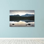 Zenreflecties in een bergmeer canvas afdruk (Insitu (Houten vloer))