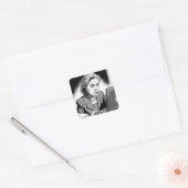 Zenuwen en Zorgvuldig: Hillary Clinton verwijdert Vierkante Sticker (Envelop)