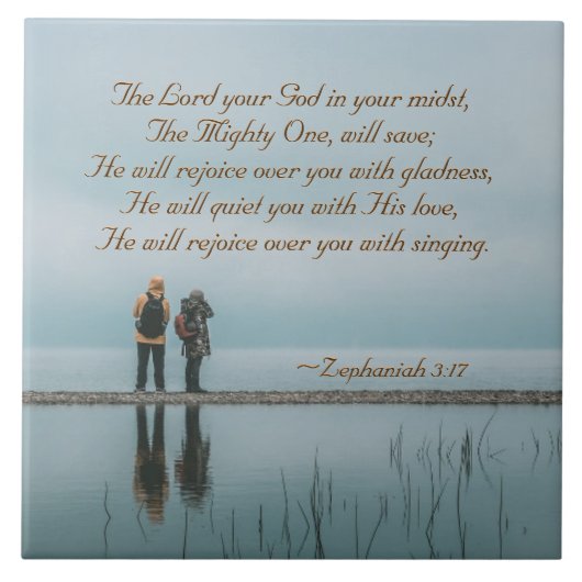 Zephaniah 3:17 Geniet van je met zingen. Tegeltje (Voorkant)
