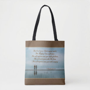 Zephaniah 3:17 Geniet van je met zingen. Tote Bag