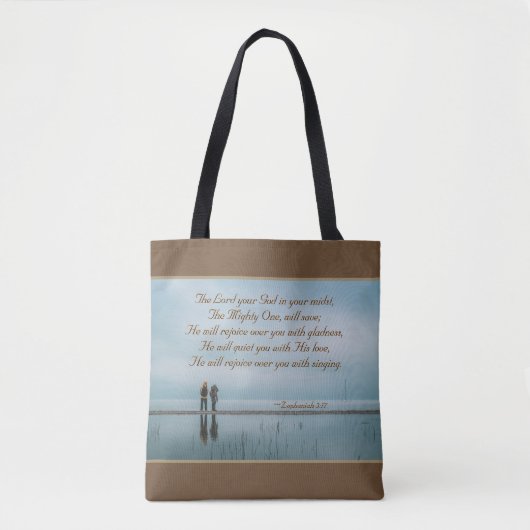 Zephaniah 3:17 Geniet van je met zingen. Tote Bag (Voorkant)