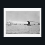 Zeppelin Garage, 1908 Briefkaart<br><div class="desc">Zeppelin-luchtschip gezien vanuit water op 4 augustus 1908 om 6.05 uur. De Zeppelin trekt de garage in of uit.</div>