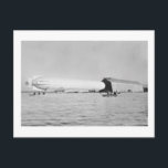 Zeppelin Garage, 1908 Briefkaart<br><div class="desc">Zeppelin-luchtschip gezien vanuit water op 4 augustus 1908 om 6.05 uur. De Zeppelin trekt de garage in of uit.</div>