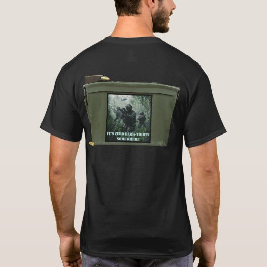 Zero Dark Thirty Ergens oerwoud Dag Ammo Can T-shirt (Achterkant)