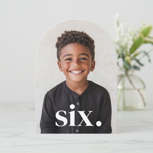 Zes boogfoto 6e verjaardag kaart (Staand voorkant)